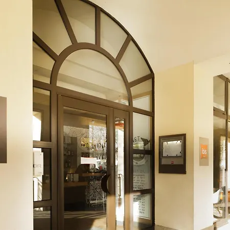 Ibis Chateau Szálloda