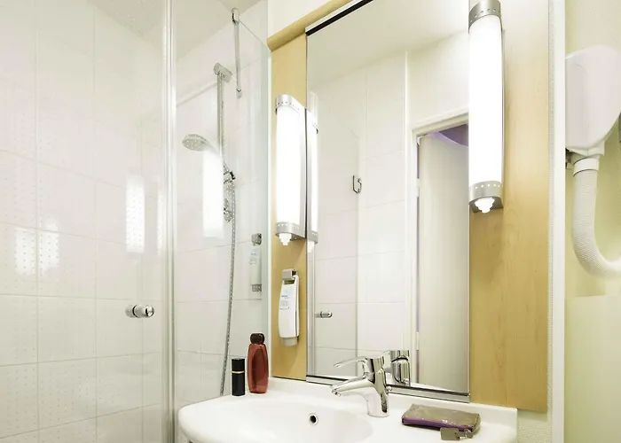 Ibis Chateau מלון