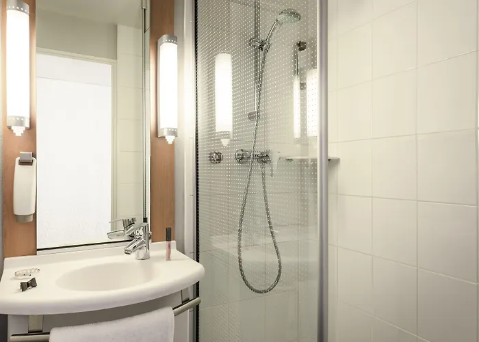 Ibis Chateau מלון