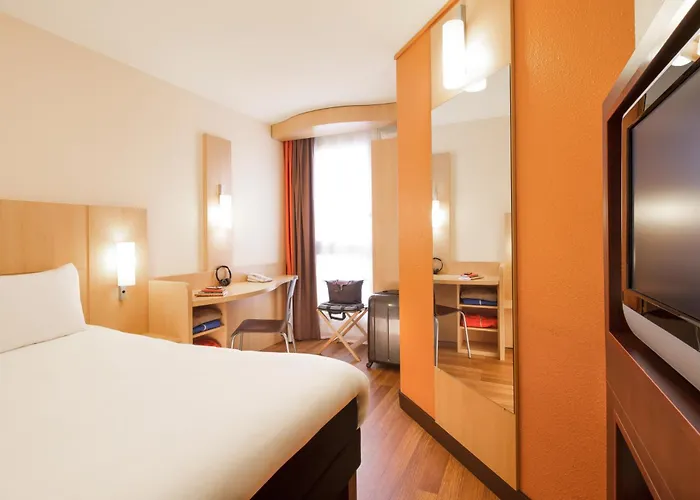 Ibis Chateau מלון